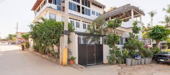 Steps from the beach - easy checkin