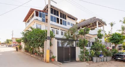 Steps from the beach - easy checkin