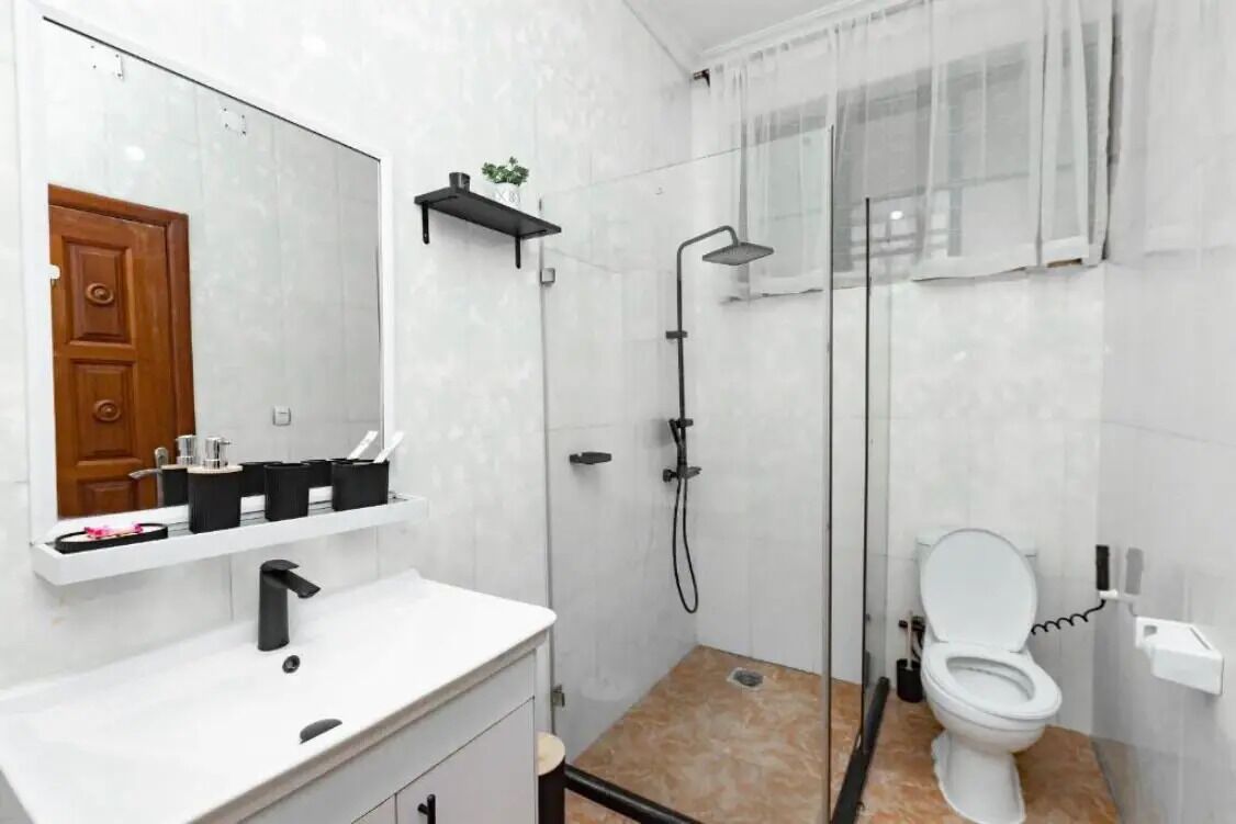 Douche, serviettes fournies, savon, papier de toilette