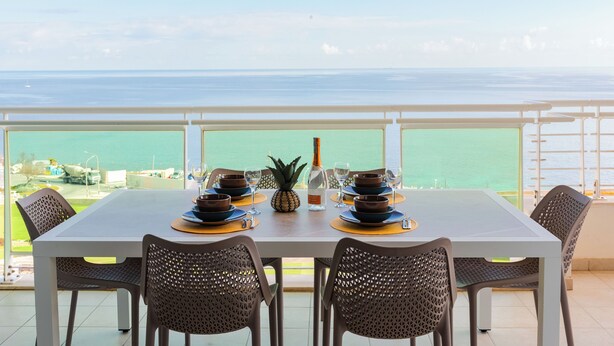 A dining table set for four with a view of the sea. - Fort Cambridge (Sliema)