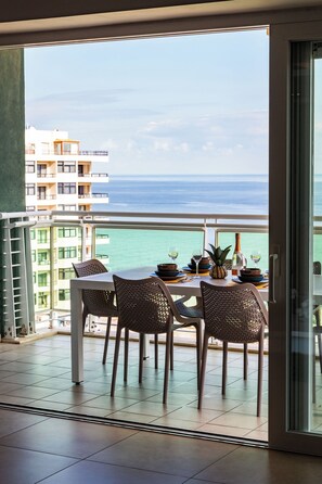 Outdoor dining - Fort Cambridge (Sliema)