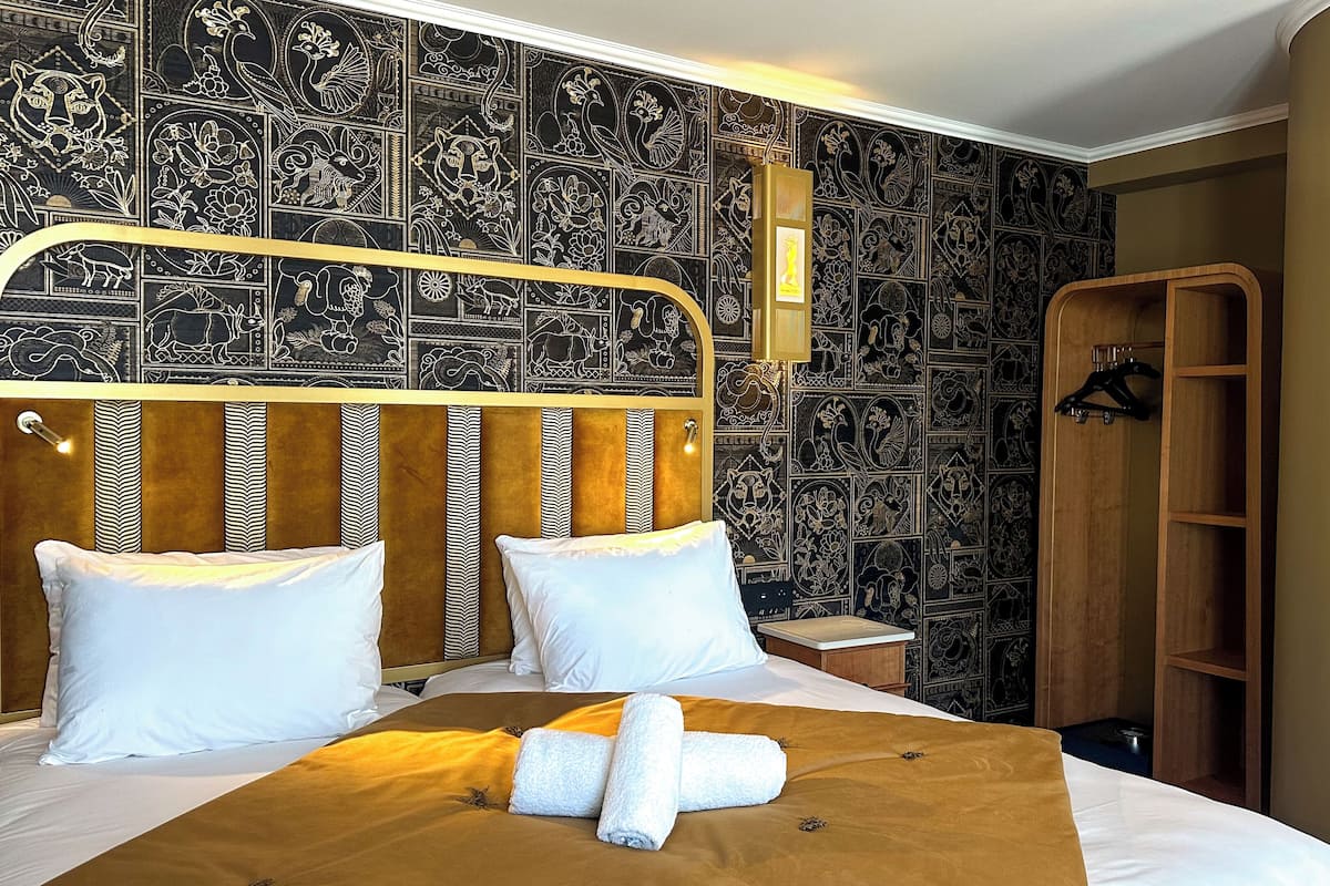 Cofres nos quartos, escrivaninha, cortinas blackout