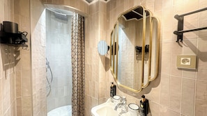 吹风机、拖鞋、毛巾、肥皂