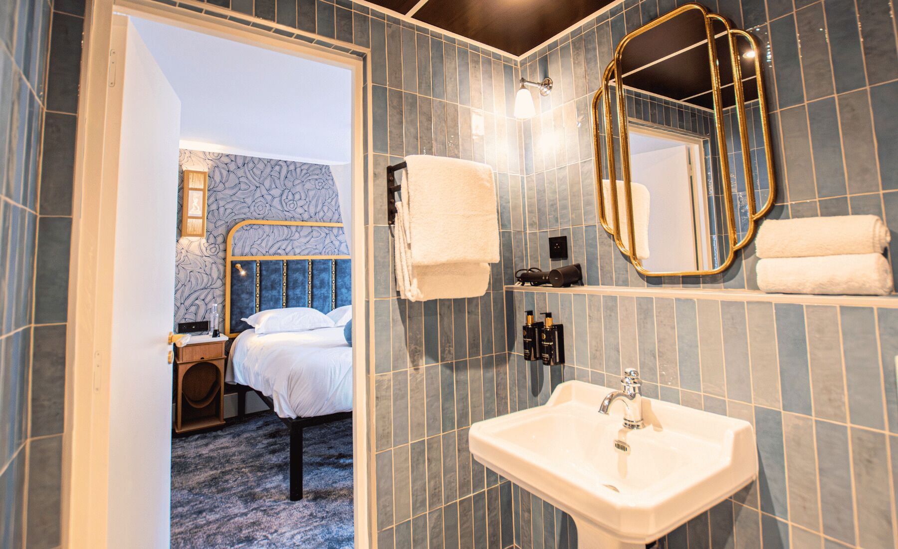Habitación clásica con 1 cama matrimonial o 2 individuales | Baño | Secadora de cabello, pantuflas, toallas, jabón 