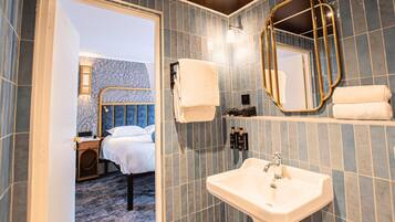 Habitación clásica con 1 cama matrimonial o 2 individuales | Baño | Secadora de cabello, pantuflas, toallas, jabón
