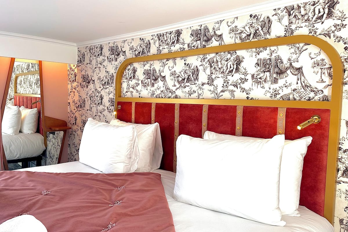 Quarto casal ou duplo romântico, sacada, vista para a cidade | Cofres nos quartos, escrivaninha, cortinas blackout