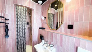 Habitación Deluxe con 1 cama doble o 2 individuales | Baño | Secador de pelo, zapatillas, toallas y jabón