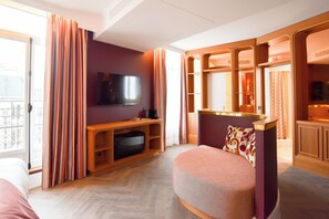 Habitación panorámica con 1 cama doble o 2 individuales, balcón, vistas a la ciudad | Caja fuerte, escritorio, cortinas opacas y tabla de planchar con plancha