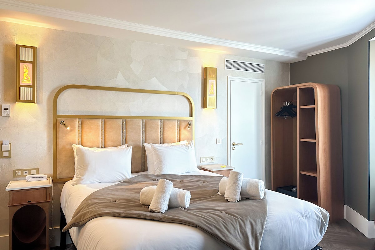 Secador de cabelo, chinelos, toalhas de banho, sabonete