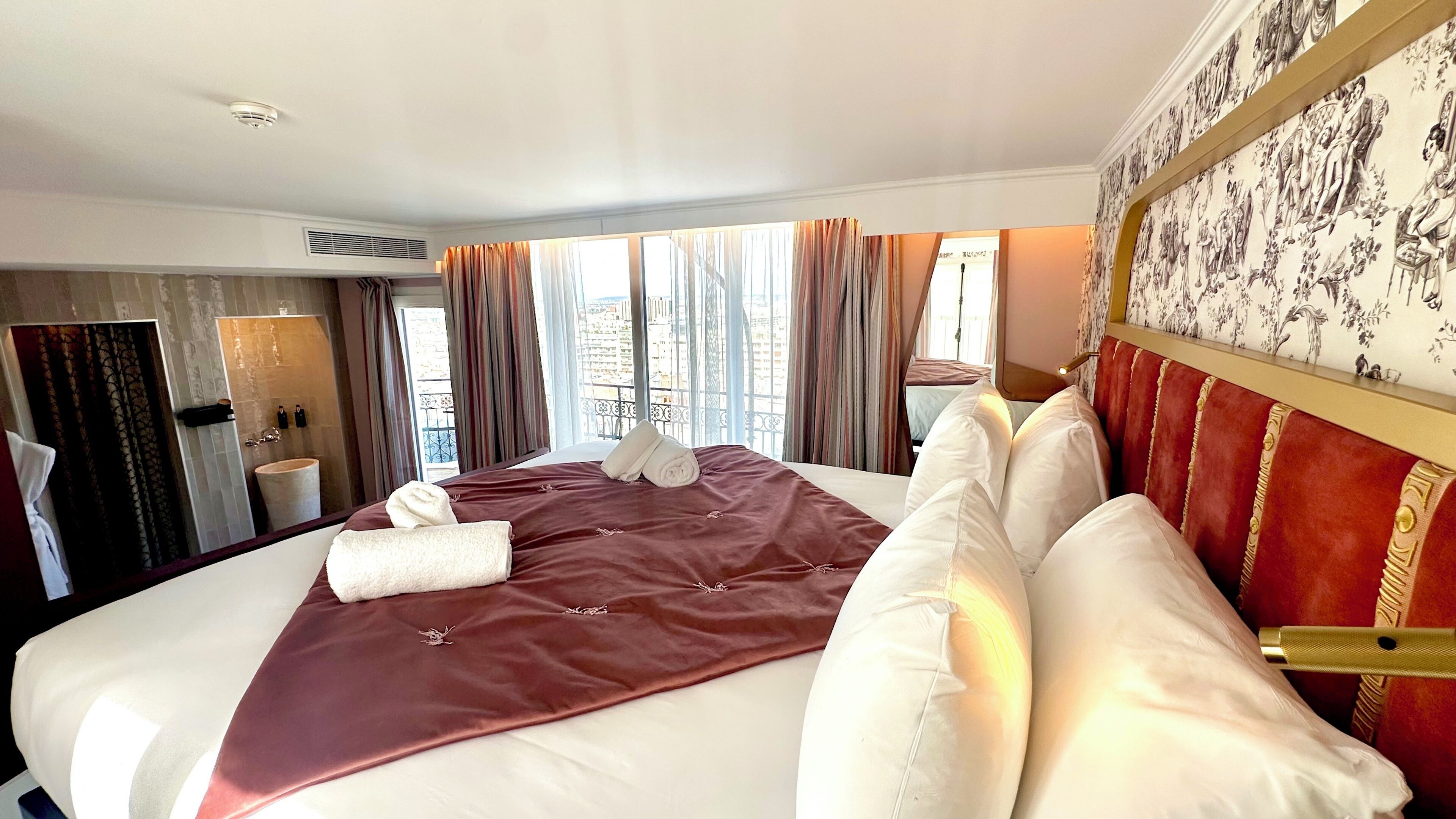 Phòng đôi hoặc 2 giường đơn phong cách lãng mạn, ban công, quang cảnh thành phố | Két bảo mật tại phòng, bàn, màn/rèm cản sáng, bàn ủi/dụng cụ ủi quần áo 
