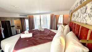 浪漫双人房或双床房, 阳台, 城市景观 | 客房内保险箱、办公桌、遮光窗帘、熨斗/熨板