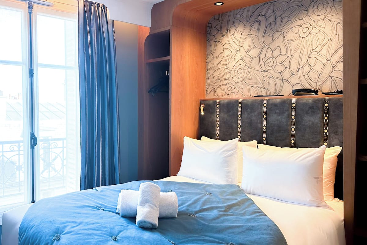 Cofres nos quartos, escrivaninha, cortinas blackout