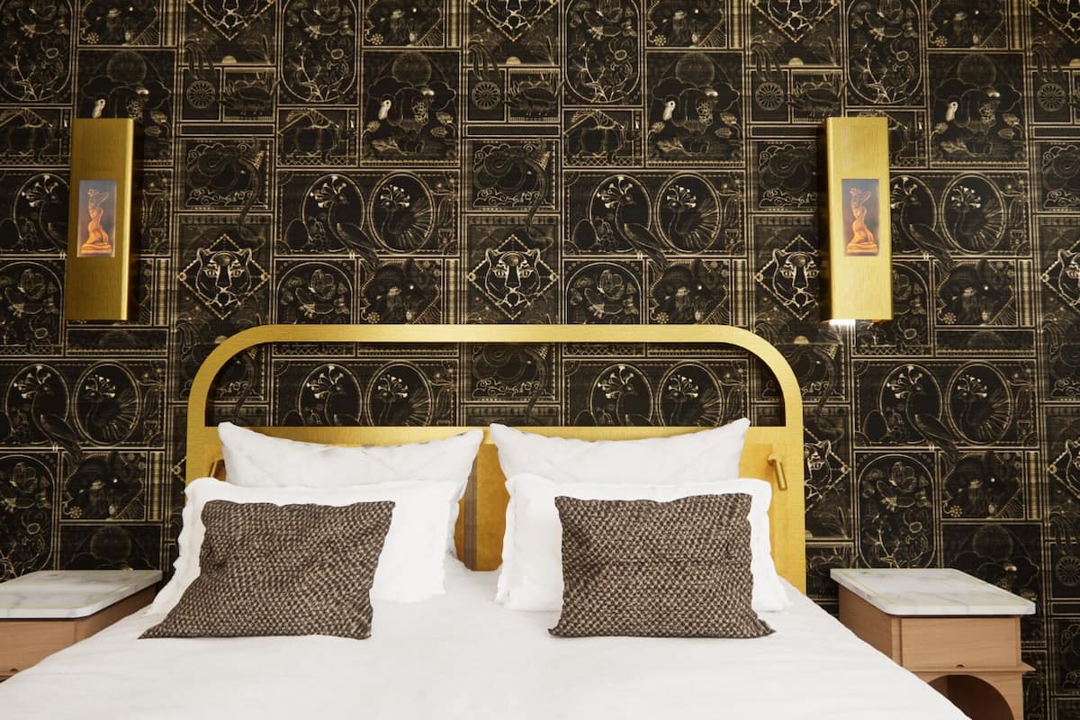 Deluxe Double or Twin Room | In-room safe, desk, blackout drapes, iron/ironing board