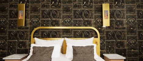 华丽双人房或双床房 | 客房内保险箱、办公桌、遮光窗帘、熨斗/熨板