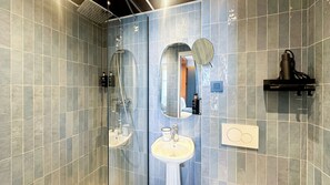 Asciugacapelli, pantofole, asciugamani, sapone