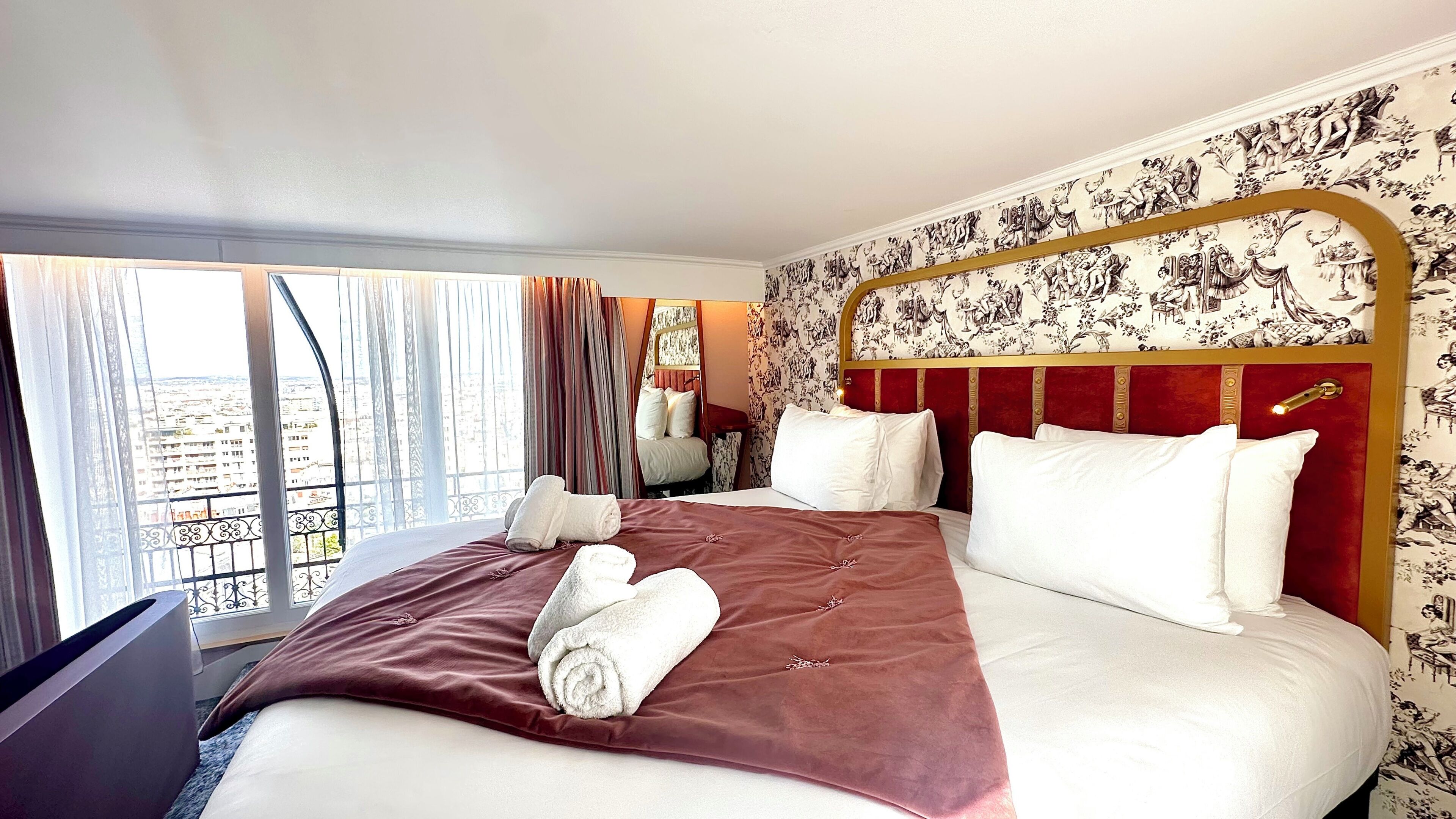 Romantisches Doppel- und Zweibettzimmer, Balkon, Stadtblick | Zimmersafe, Schreibtisch, Verdunkelungsvorhänge, Bügeleisen/Bügelbrett