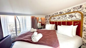 In-room safe, desk, blackout curtains, iron/ironing board - BOHEM Sacré Coeur (Paris)