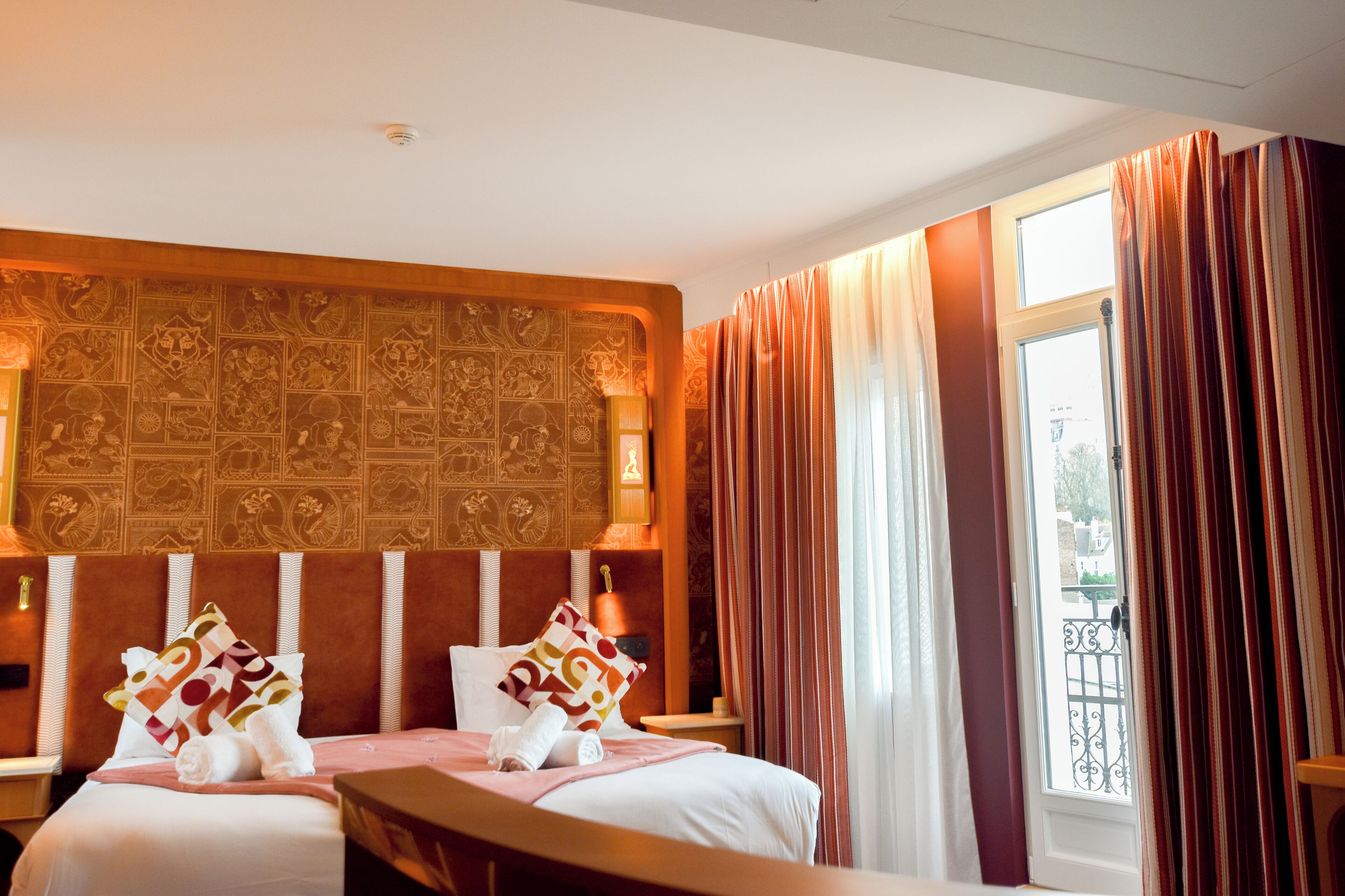 Panorama kamer, 1 twee- of 2 eenpersoonsbedden, balkon, uitzicht op stad | Een kluis op de kamer, een bureau, verduisterende gordijnen