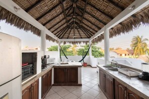 Private kitchen - King beds, Starlink, Ocean Views, Steps to beach. (Puerto escondido Oaxaca)