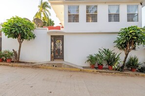 Exterior - Steps from the beach - easy checkin (Brisas de Zicatela)