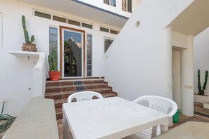 Outdoor dining - Steps from the beach - easy checkin (Brisas de Zicatela)