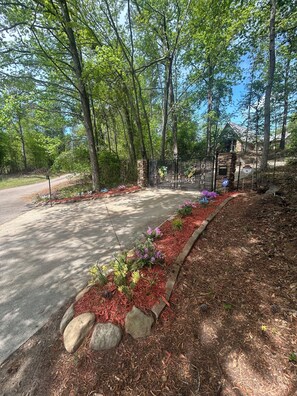 Property grounds - 3600 sq ft. Backyard oasis!hot tub, pool,outdoor kitchen,4 BR 3 baths, plus half (North Augusta)