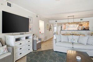 Apartment, Mehrere Betten (SeaSpray East 625-Gulf Front) | Wohnbereich