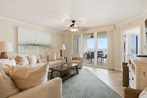 Apartment, Mehrere Betten (SeaSpray East 625-Gulf Front) | Wohnbereich