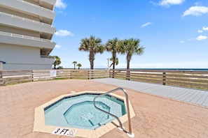 Condo, nhiều giường (SeaSpray East 625-Gulf Front) | Bồn tắm spa ngoài trời