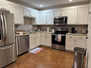 Fridge, microwave, oven, stovetop - Peaceful neighborhood 3-bedroom home in charming Belton near UMHB and Temple (Belton)