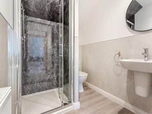 Pancuran mandi, pengering rambut, tuala disediakan 