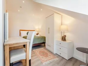 1 bedroom, iron/ironing board, free WiFi, bed sheets - Family - Central - Wifi - Parking - Sleeps 4 (Inverness)