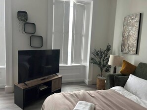 1 bedroom, iron/ironing board, free WiFi, bed sheets - Family - Central - Parking - Wifi - Sleeps 4 (Inverness)