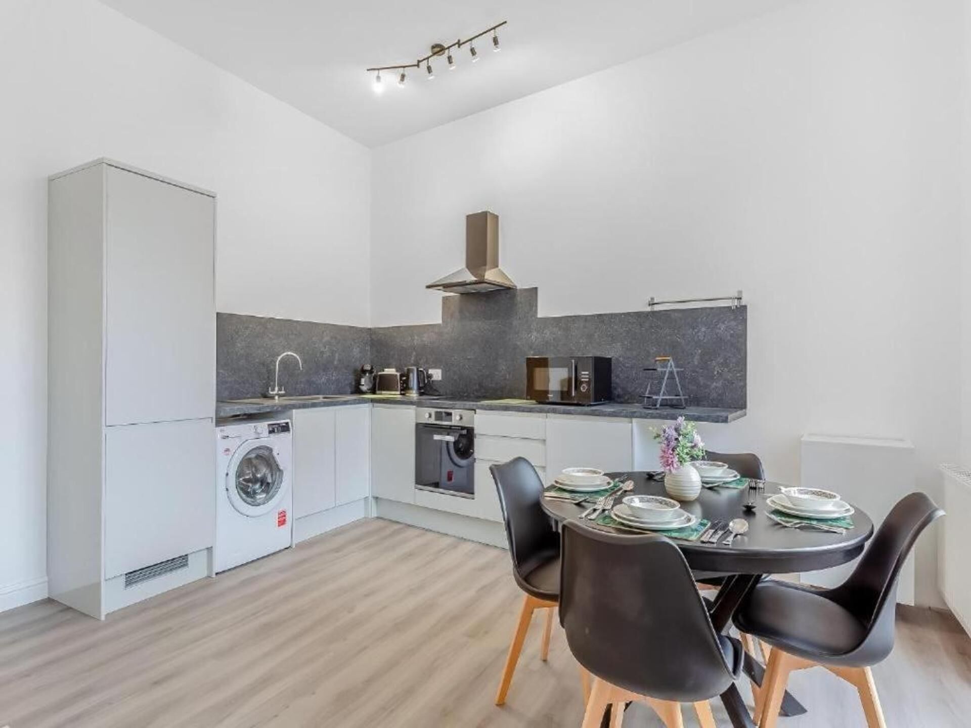 Een koelkast, een microgolfoven, een oven, een kookplaat