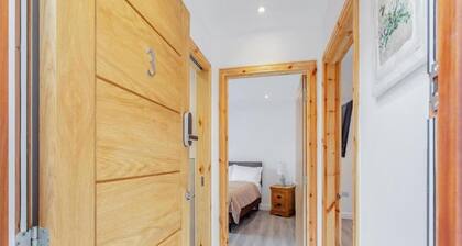 Family - Central - Parking - Wifi - Sleeps 3