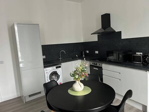 Fridge, microwave, oven, stovetop - Family - Central - Parking - Wifi - Sleeps 4 (Inverness)