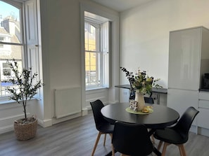 Dining - Family - Central - Parking - Wifi - Sleeps 4 (Inverness)