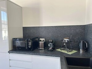 Fridge, microwave, oven, stovetop - Family - Central - Parking - Wifi - Sleeps 4 (Inverness)