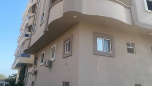 A multi-story building with balconies and windows. - Welcome to your peaceful retreat in the heart of Al Ahyaa, Hurghada. (Hurghada)