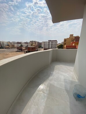 Property grounds - Spacious 3-bedroom apartment in soothing Hurghada with AC (Hurghada)