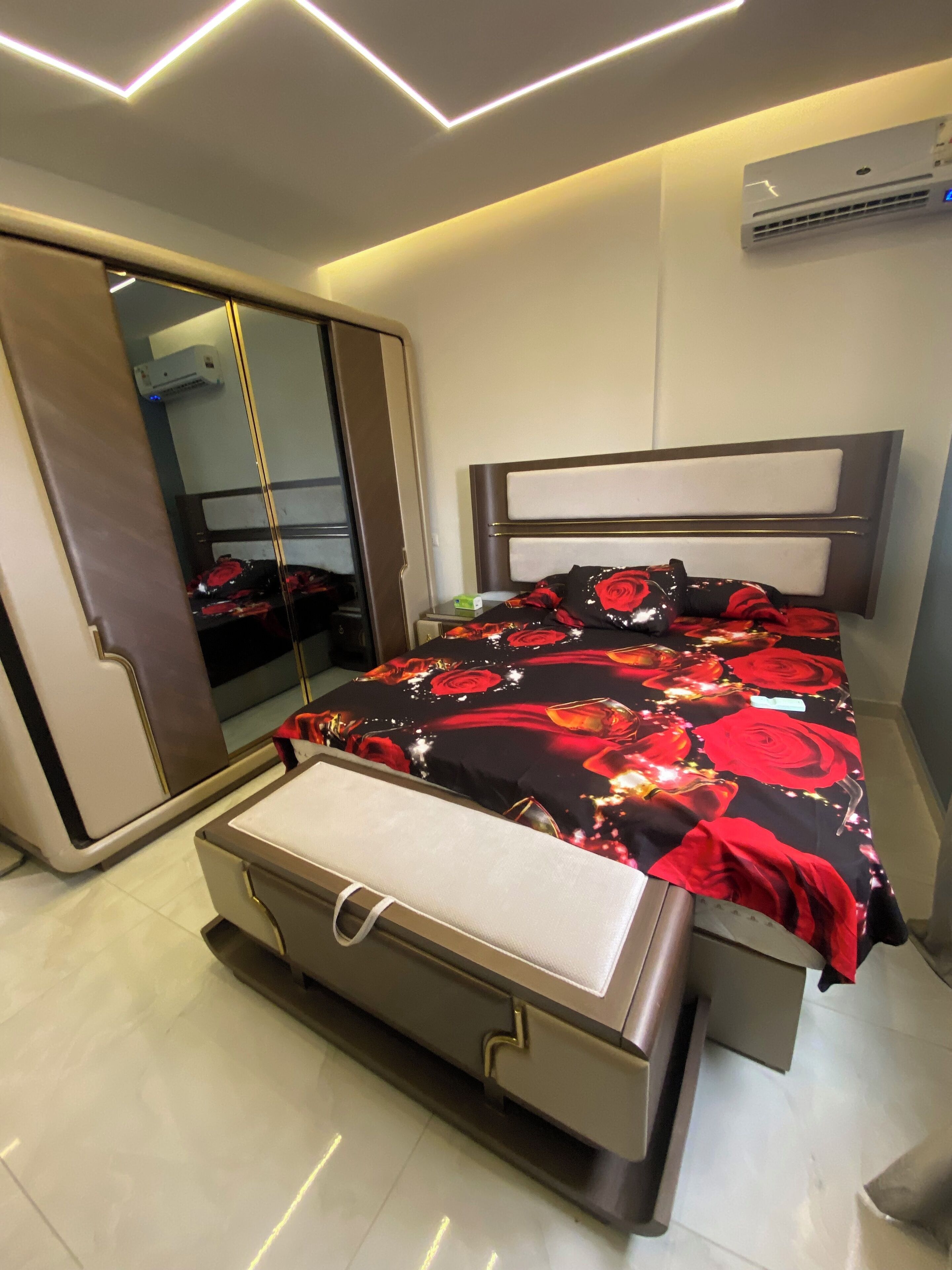 Una camera da letto moderna con un letto, un comodino e un armadio.