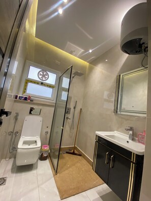 A modern bathroom with a toilet, shower, and sink. - Spacious 3-bedroom apartment in soothing Hurghada with AC (Hurghada)