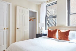 Desk, iron/ironing board, WiFi, bed sheets - New to Vrbo! Downtown loft 5min to North End, Boston Conference and Exhibition Center! Walk to MBTA! (Boston)