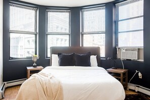 Escritorio, tabla de planchar con plancha, wifi y ropa de cama 