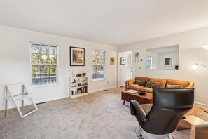 Televisio, takka, työhuone