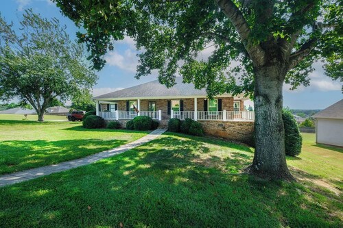 large Stunning Retreat 15 min to Downtown Huntsville 3br/3bath