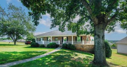 large Stunning Retreat 15 min to Downtown Huntsville 3br/3bath