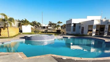 Apartamento superior, balcón | Piscina