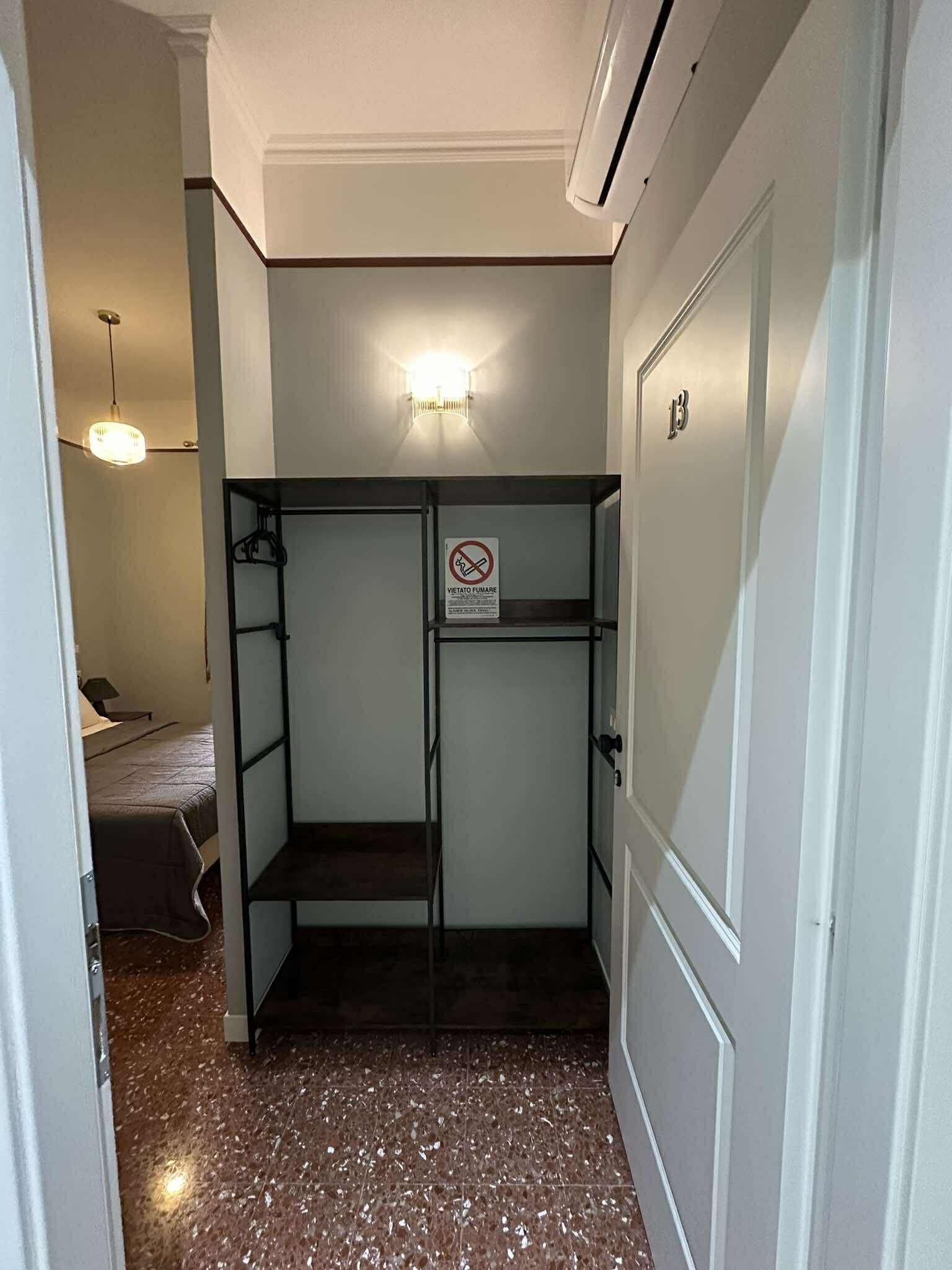 Habitación | Escritorio, tabla de planchar con plancha y cunas gratuitas 