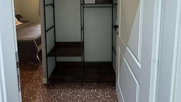 Habitación | Escritorio, tabla de planchar con plancha y cunas gratuitas